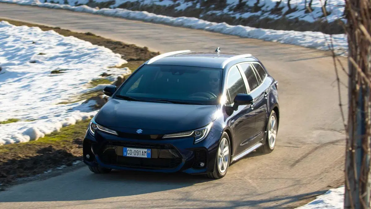 Suzuki Swace 1.8h Top e-cvt (3)