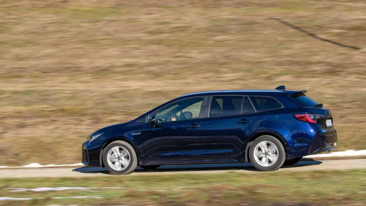 Suzuki Swace 1.8h Top e-cvt (8)