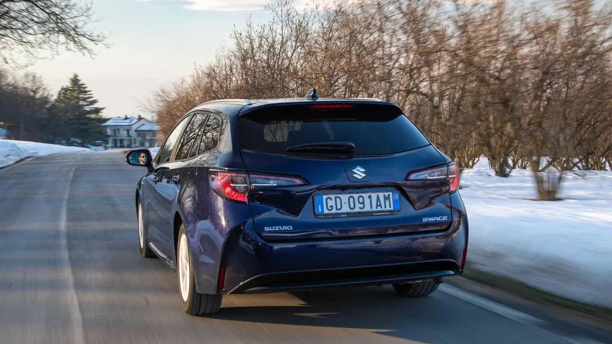 Suzuki Swace 1.8h Top e-cvt (5)