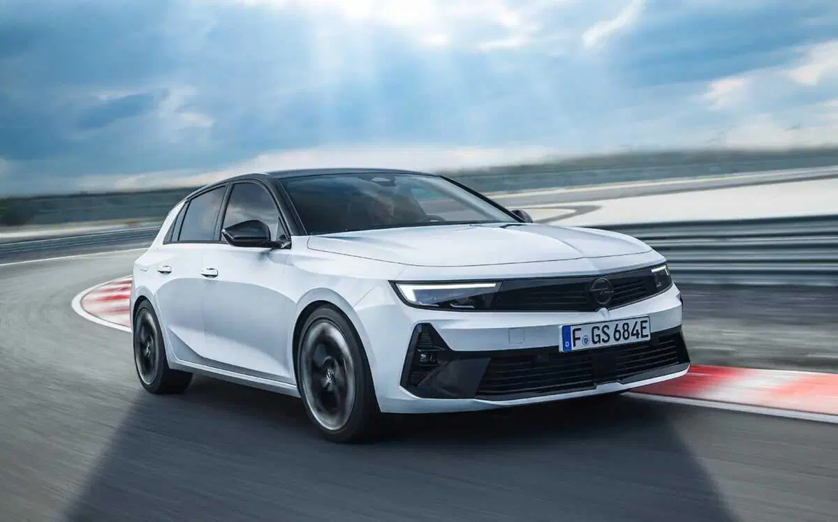 Opel Astra GSe: ibrida da 225 CV ad assetto Koni, con due anime. Prova su strada (34)