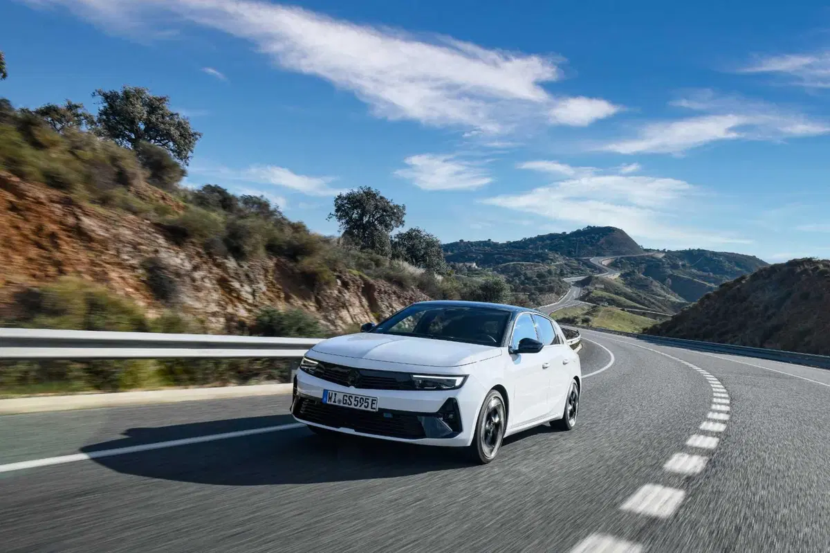 Opel Astra GSe: ibrida da 225 CV ad assetto Koni, con due anime. Prova su strada (32)