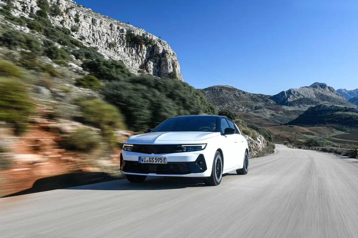Opel Astra GSe: ibrida da 225 CV ad assetto Koni, con due anime. Prova su strada (31)