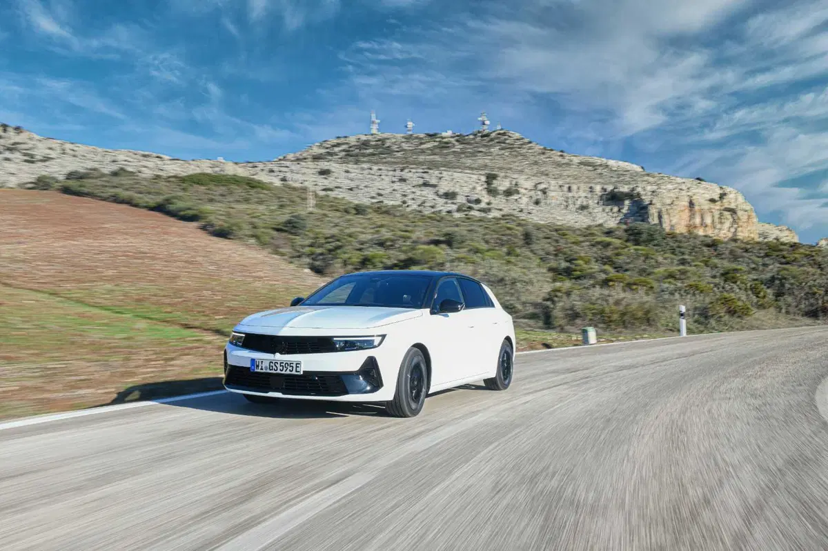 Opel Astra GSe: ibrida da 225 CV ad assetto Koni, con due anime. Prova su strada (30)