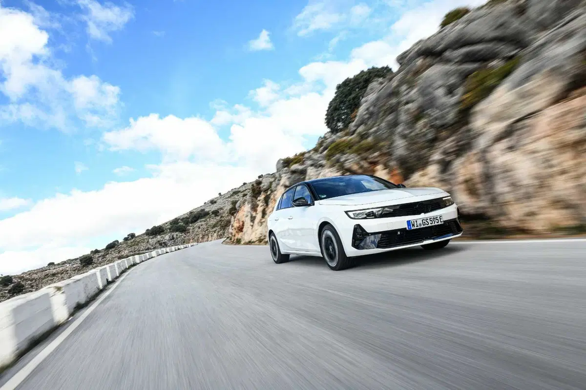 Opel Astra GSe: ibrida da 225 CV ad assetto Koni, con due anime. Prova su strada (28)