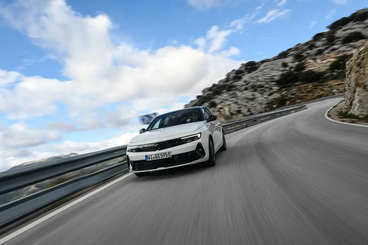 Opel Astra GSe: ibrida da 225 CV ad assetto Koni, con due anime. Prova su strada (29)