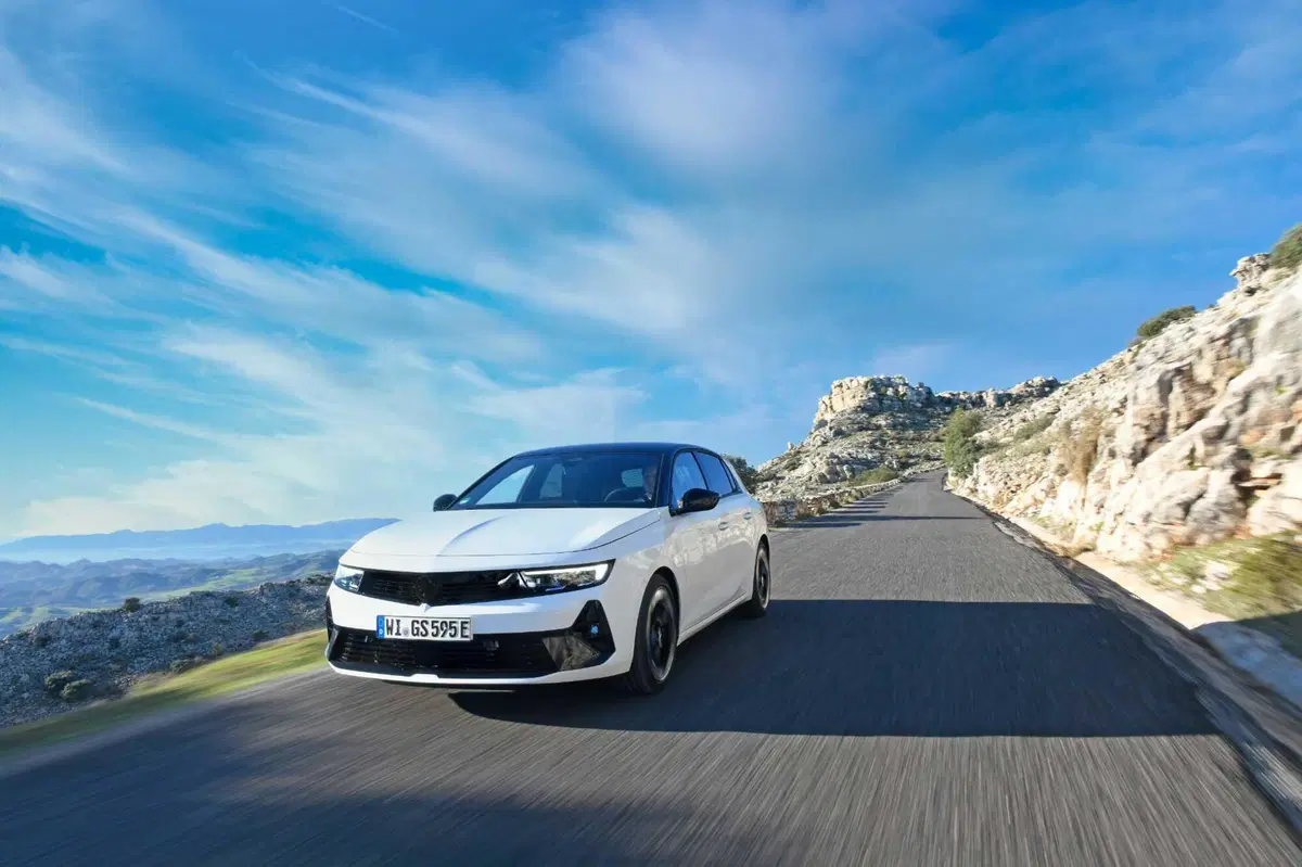 Opel Astra GSe: ibrida da 225 CV ad assetto Koni, con due anime. Prova su strada (27)