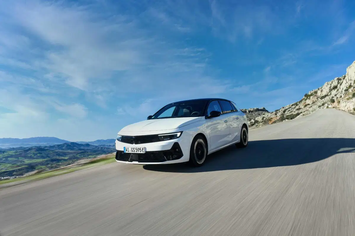 Opel Astra GSe: ibrida da 225 CV ad assetto Koni, con due anime. Prova su strada (26)