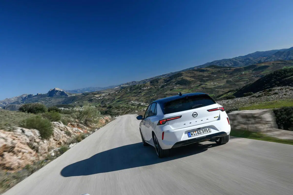 Opel Astra GSe: ibrida da 225 CV ad assetto Koni, con due anime. Prova su strada (25)