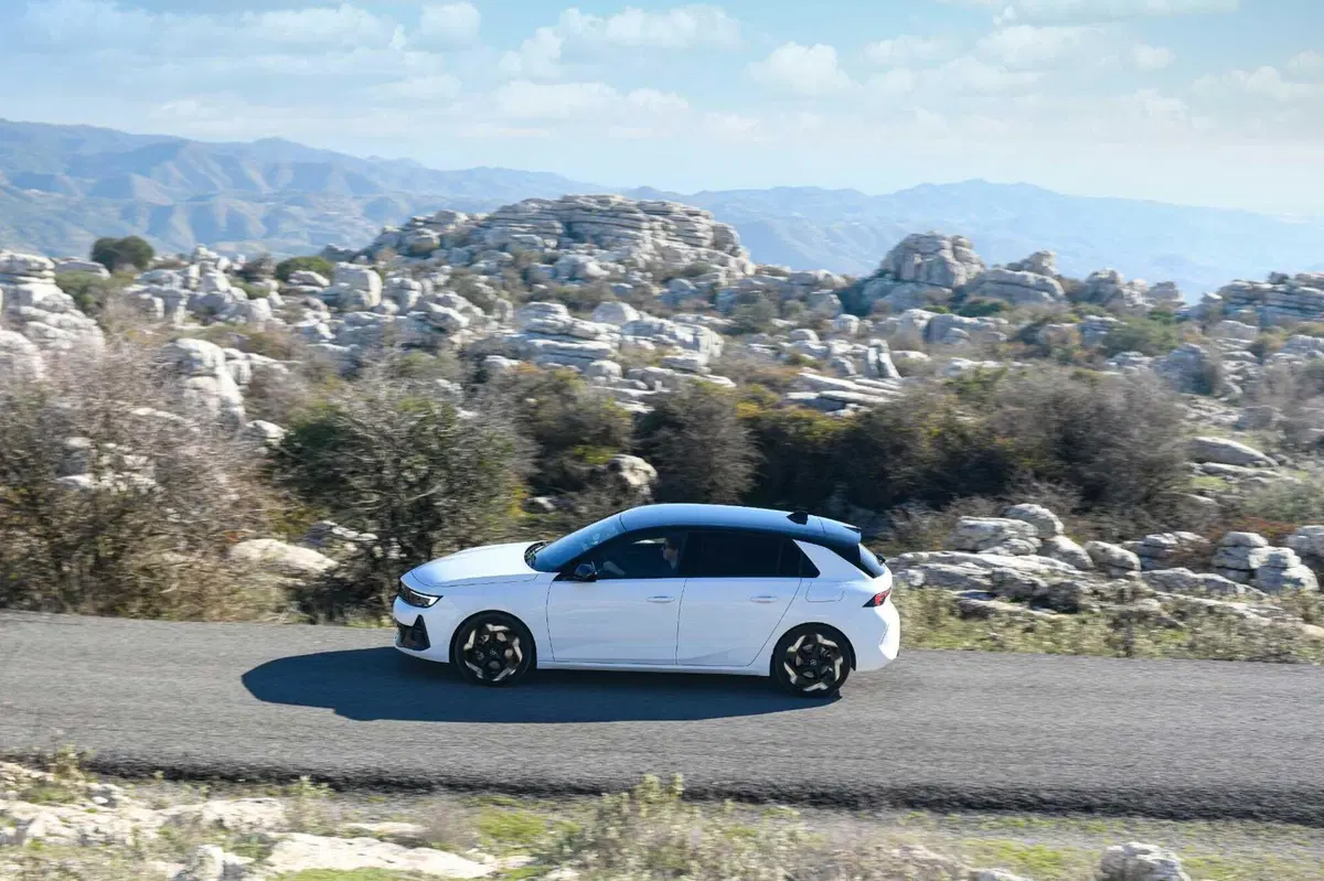 Opel Astra GSe: ibrida da 225 CV ad assetto Koni, con due anime. Prova su strada (24)