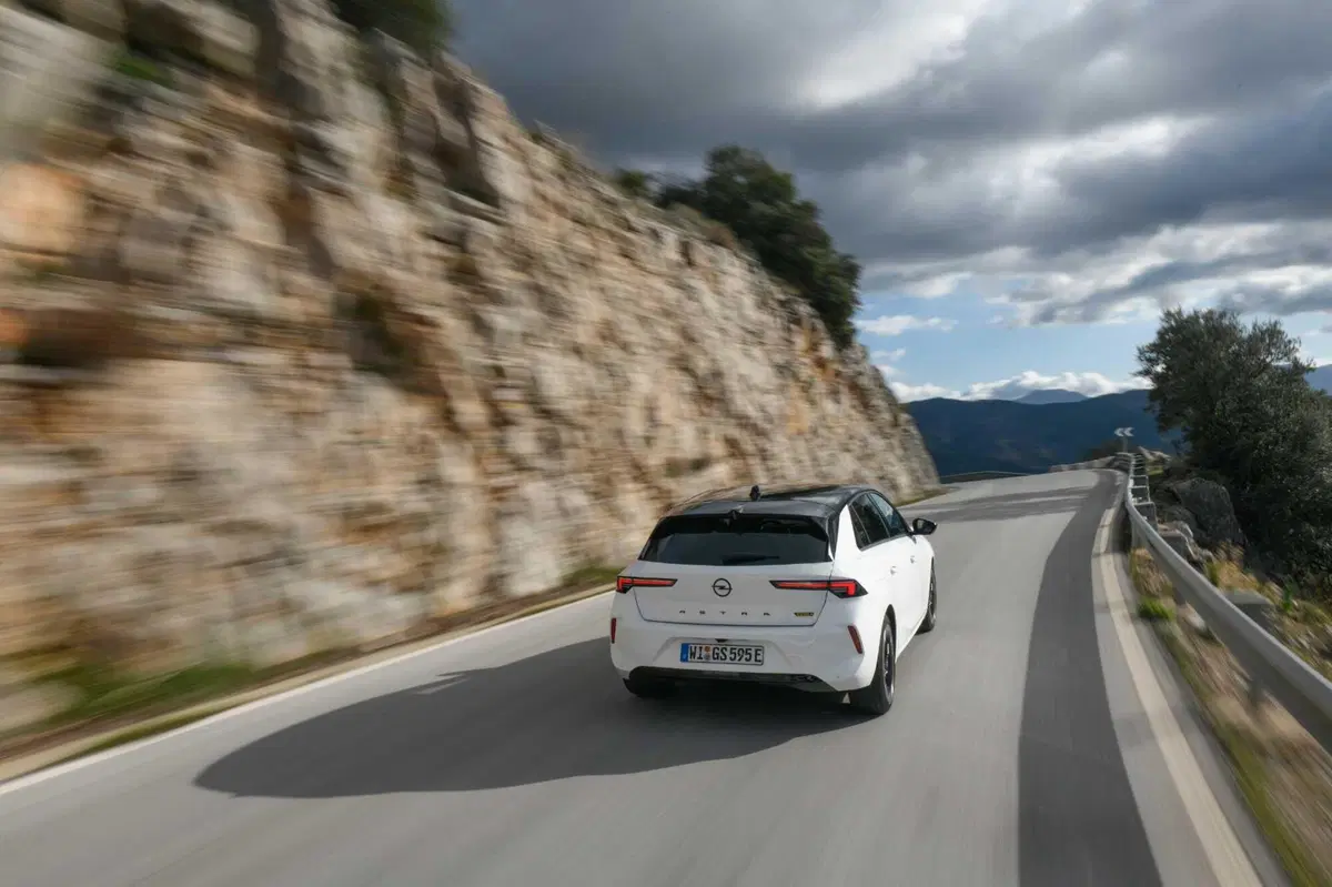Opel Astra GSe: ibrida da 225 CV ad assetto Koni, con due anime. Prova su strada (22)