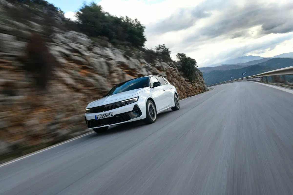 Opel Astra GSe: ibrida da 225 CV ad assetto Koni, con due anime. Prova su strada (21)