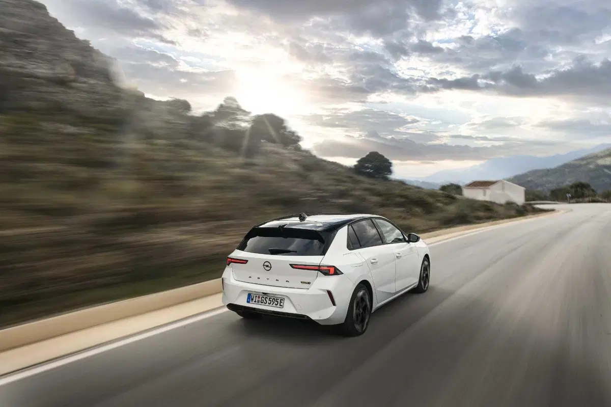 Opel Astra GSe: ibrida da 225 CV ad assetto Koni, con due anime. Prova su strada (20)