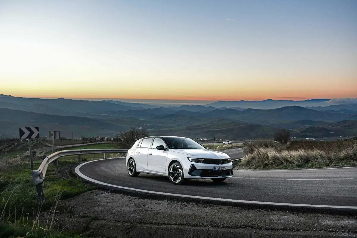 Opel Astra GSe: ibrida da 225 CV ad assetto Koni, con due anime. Prova su strada (19)