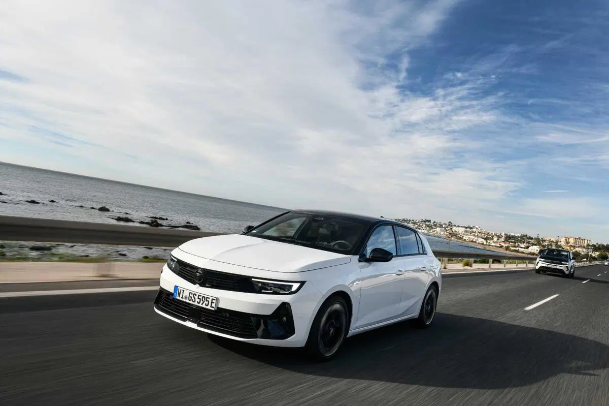 Opel Astra GSe: ibrida da 225 CV ad assetto Koni, con due anime. Prova su strada (18)