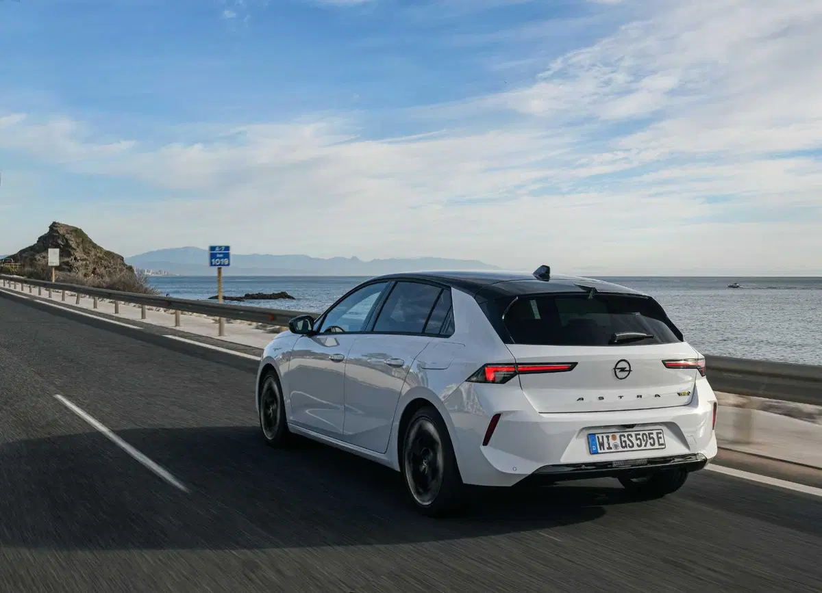 Opel Astra GSe: ibrida da 225 CV ad assetto Koni, con due anime. Prova su strada (17)