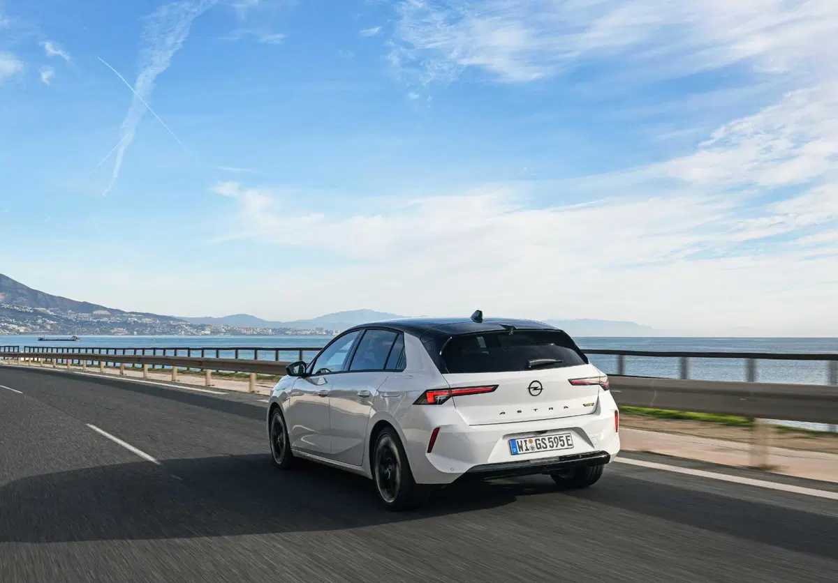 Opel Astra GSe: ibrida da 225 CV ad assetto Koni, con due anime. Prova su strada (16)
