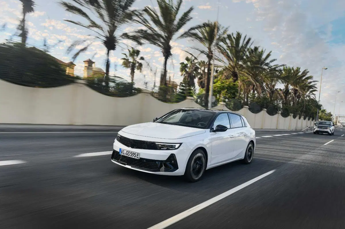 Opel Astra GSe: ibrida da 225 CV ad assetto Koni, con due anime. Prova su strada (15)