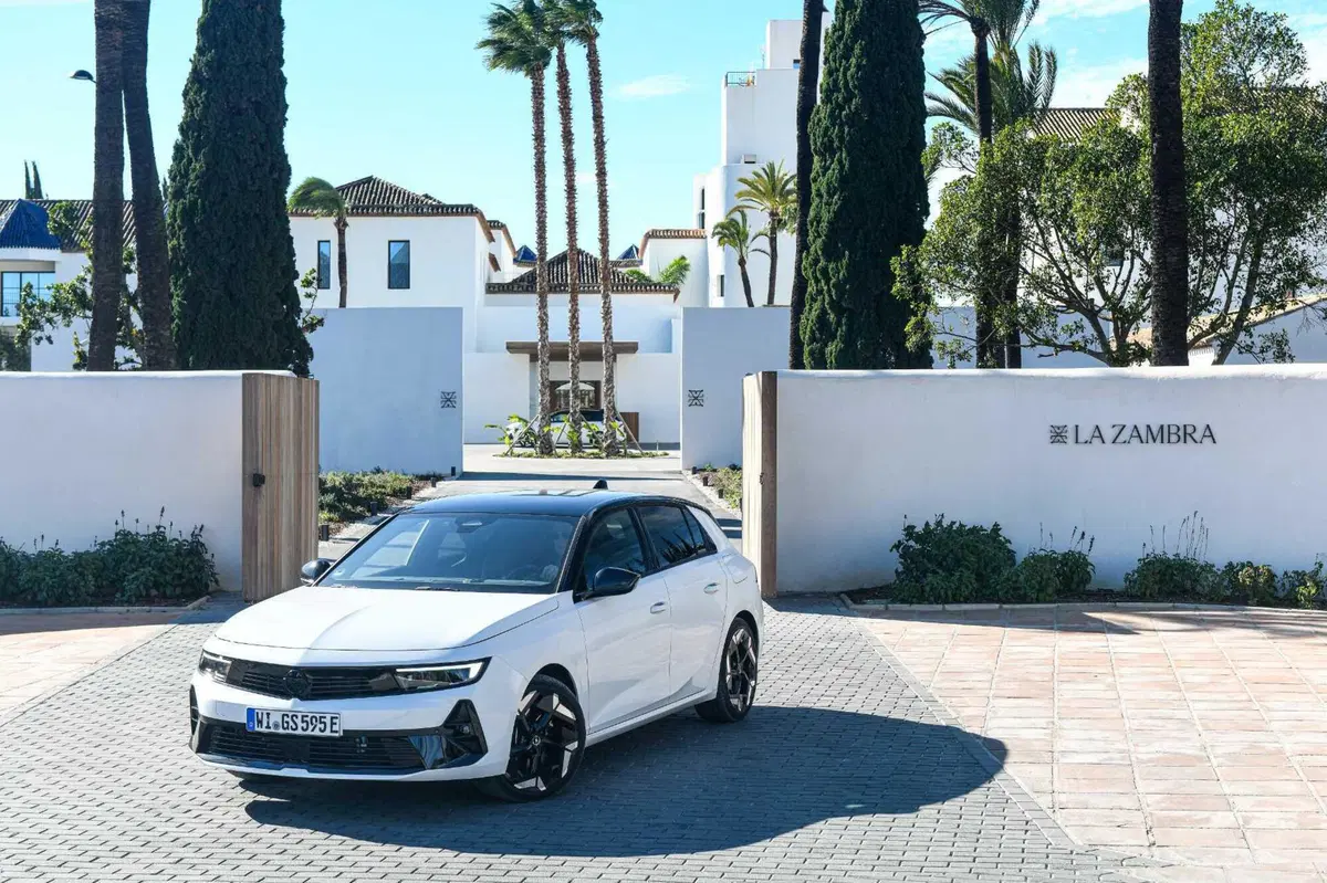 Opel Astra GSe: ibrida da 225 CV ad assetto Koni, con due anime. Prova su strada (13)