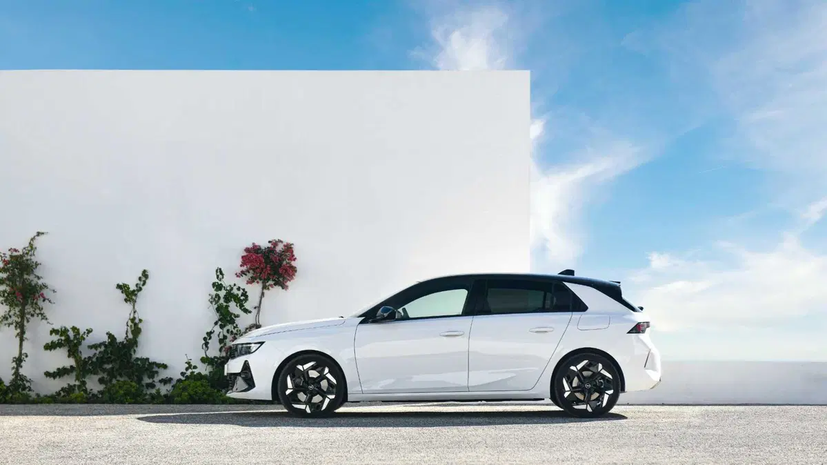 Opel Astra GSe: ibrida da 225 CV ad assetto Koni, con due anime. Prova su strada (12)