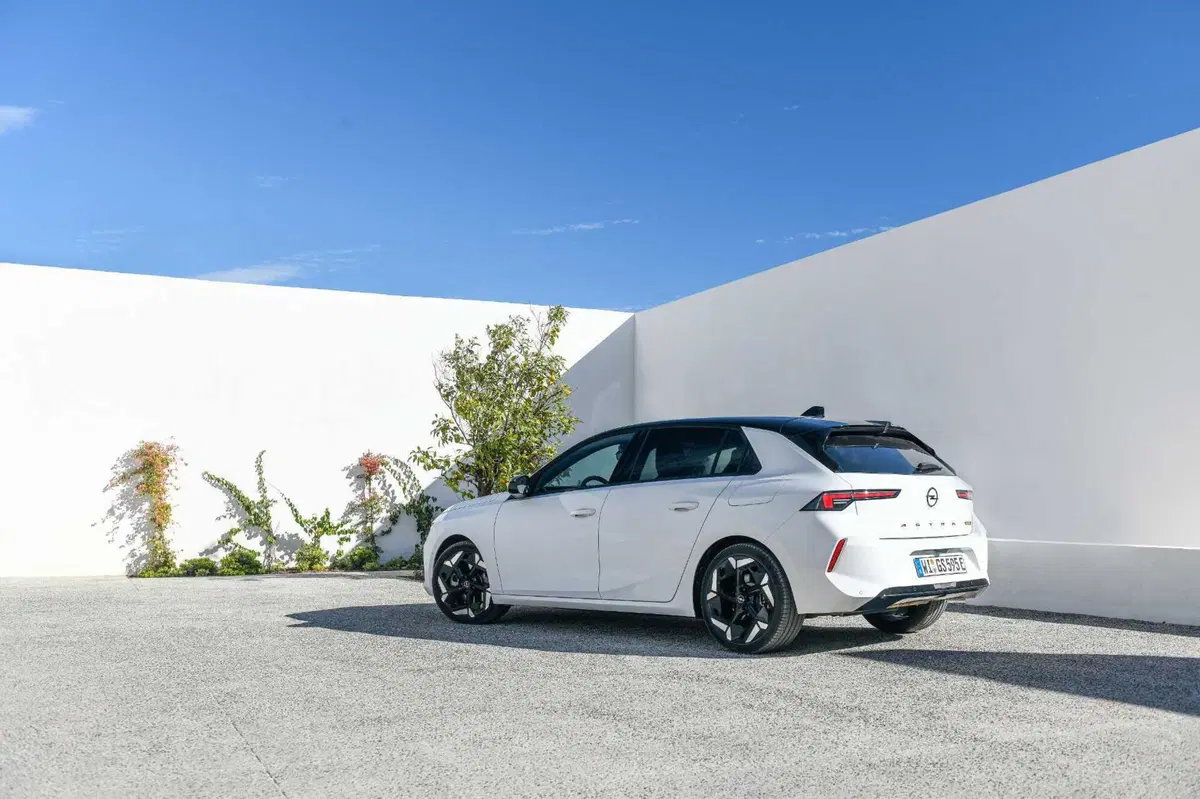 Opel Astra GSe: ibrida da 225 CV ad assetto Koni, con due anime. Prova su strada (11)