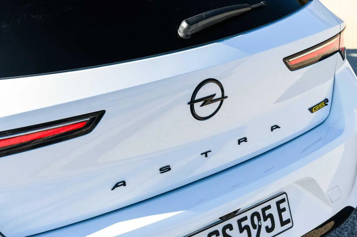 Opel Astra GSe: ibrida da 225 CV ad assetto Koni, con due anime. Prova su strada (7)