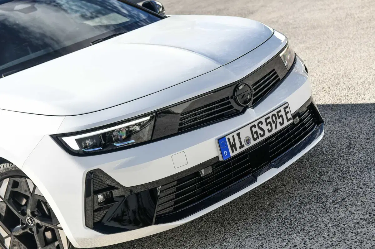 Opel Astra GSe: ibrida da 225 CV ad assetto Koni, con due anime. Prova su strada (6)