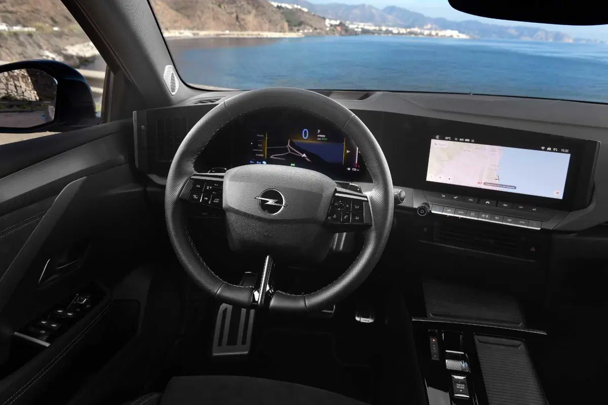 Opel Astra GSe: ibrida da 225 CV ad assetto Koni, con due anime. Prova su strada (5)