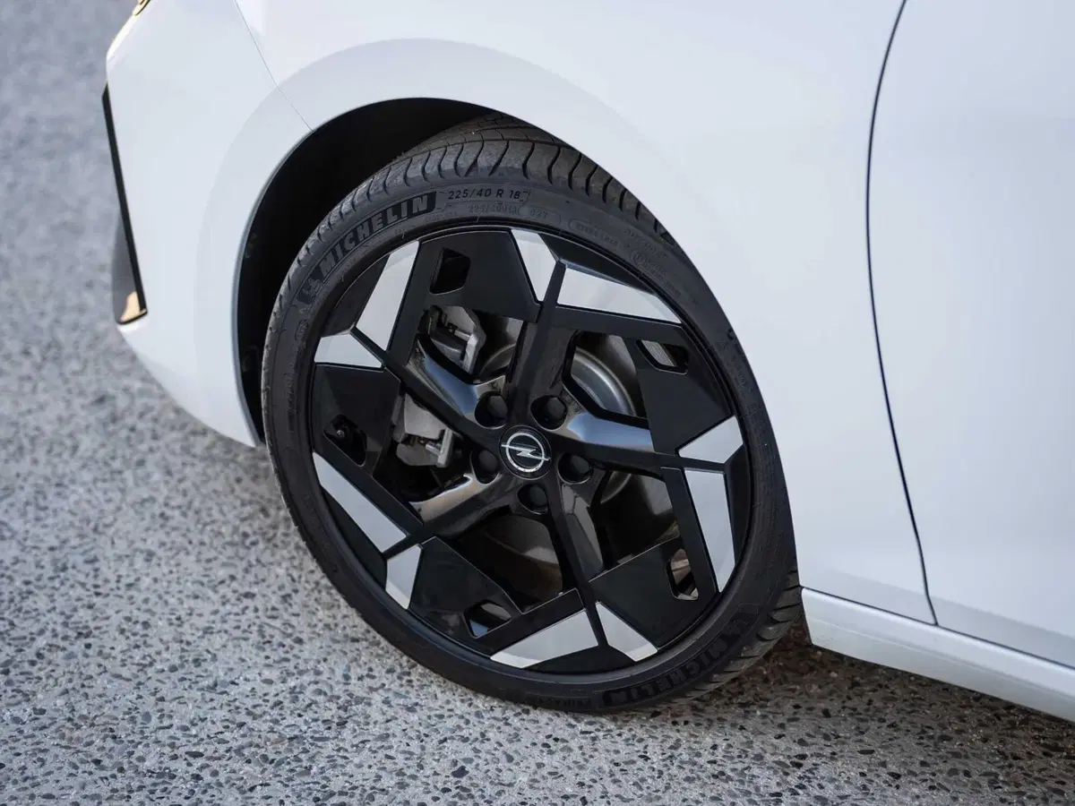 Opel Astra GSe: ibrida da 225 CV ad assetto Koni, con due anime. Prova su strada (2)
