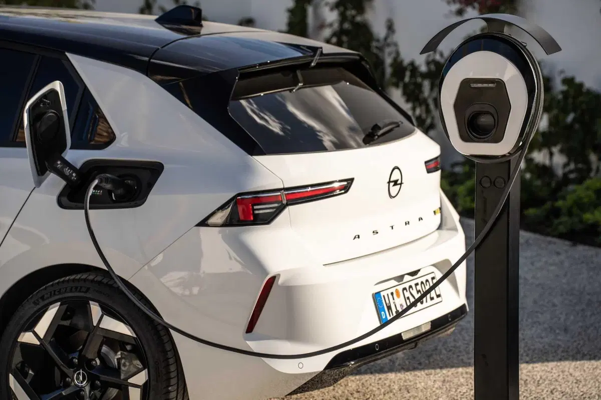 Opel Astra GSe: ibrida da 225 CV ad assetto Koni, con due anime. Prova su strada
