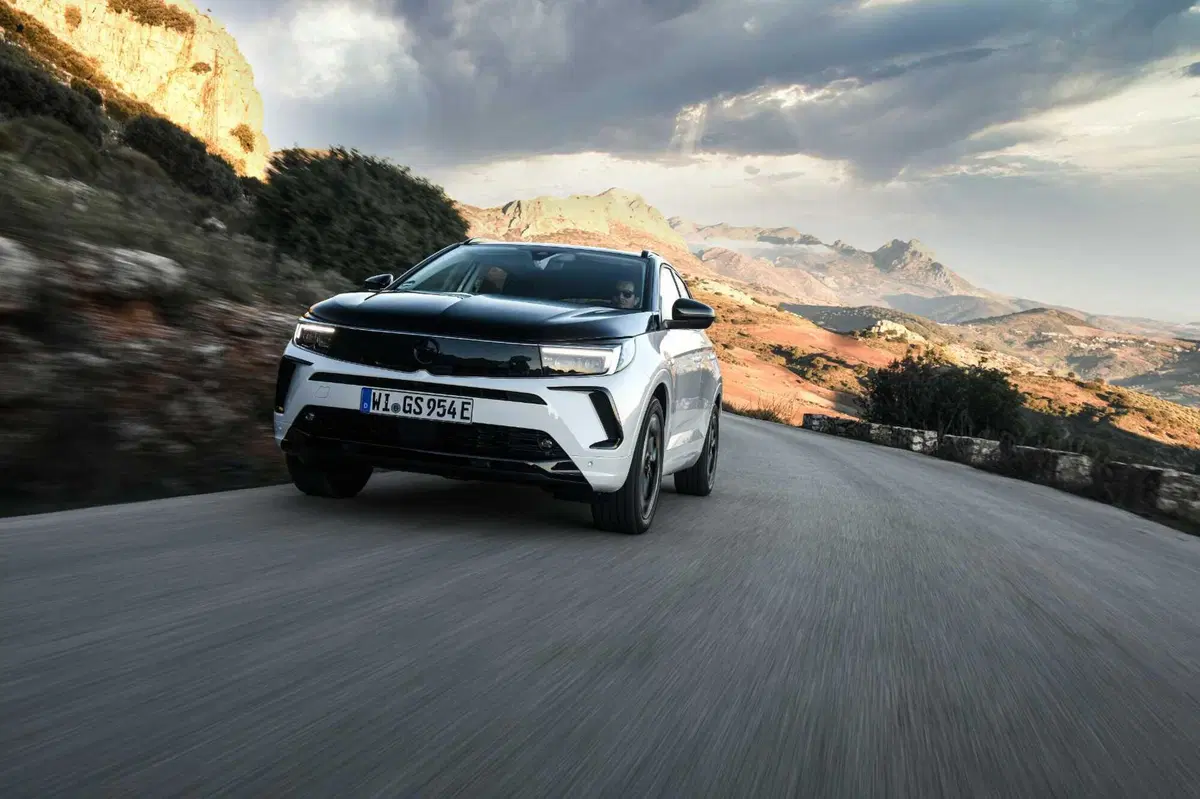 Opel Grandland GSe: la plug-in 4x4 da 300 CV e assetto Koni. Prova su strada