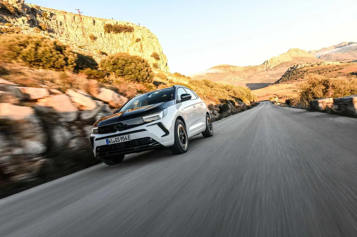 Opel Grandland GSe: la plug-in 4x4 da 300 CV e assetto Koni. Prova su strada (2)