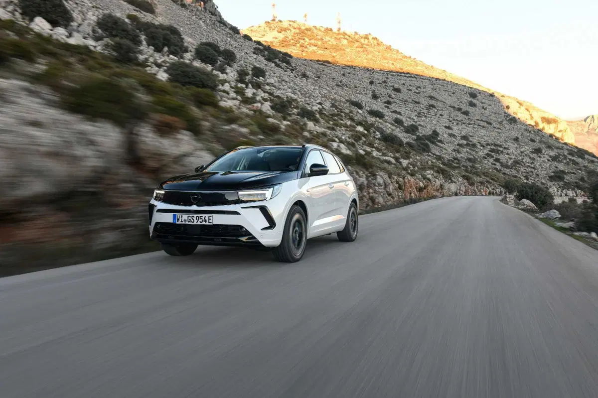Opel Grandland GSe: la plug-in 4x4 da 300 CV e assetto Koni. Prova su strada (4)