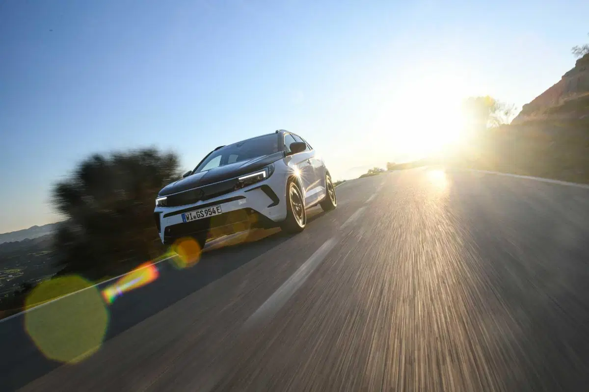 Opel Grandland GSe: la plug-in 4x4 da 300 CV e assetto Koni. Prova su strada (6)