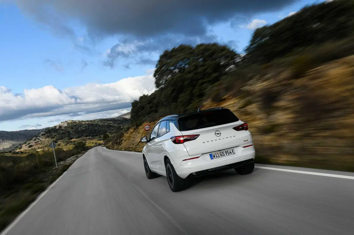 Opel Grandland GSe: la plug-in 4x4 da 300 CV e assetto Koni. Prova su strada (7)