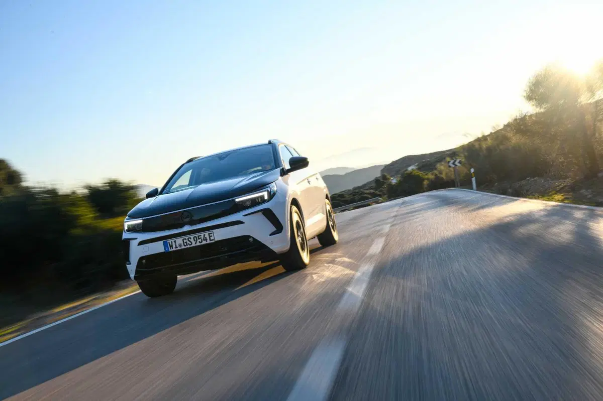 Opel Grandland GSe: la plug-in 4x4 da 300 CV e assetto Koni. Prova su strada (8)