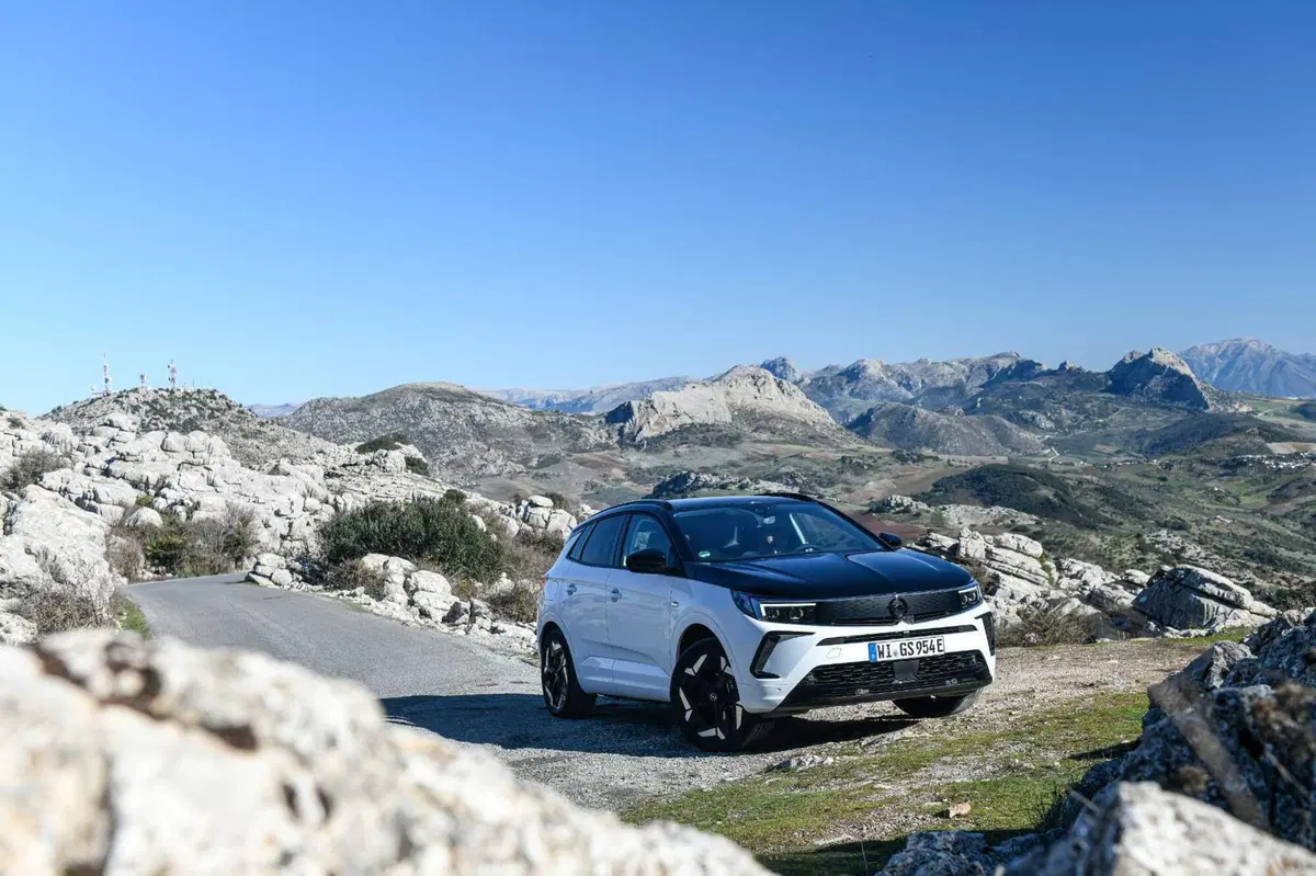 Opel Grandland GSe: la plug-in 4x4 da 300 CV e assetto Koni. Prova su strada (11)