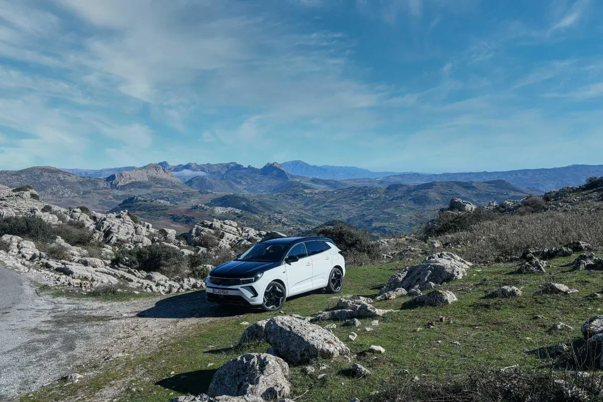 Opel Grandland GSe: la plug-in 4x4 da 300 CV e assetto Koni. Prova su strada (12)