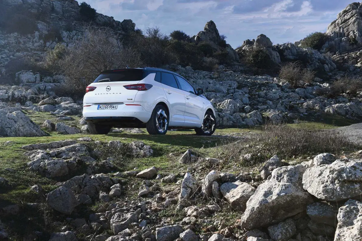 Opel Grandland GSe: la plug-in 4x4 da 300 CV e assetto Koni. Prova su strada (13)
