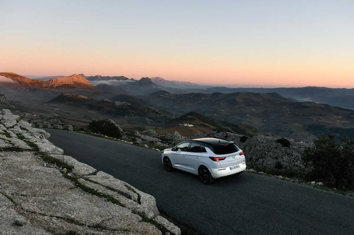 Opel Grandland GSe: la plug-in 4x4 da 300 CV e assetto Koni. Prova su strada (14)