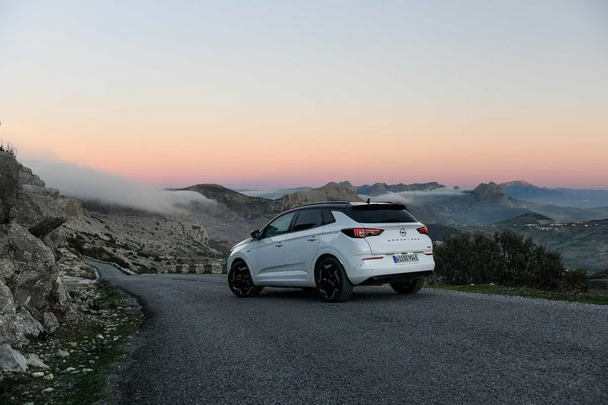 Opel Grandland GSe: la plug-in 4x4 da 300 CV e assetto Koni. Prova su strada (15)