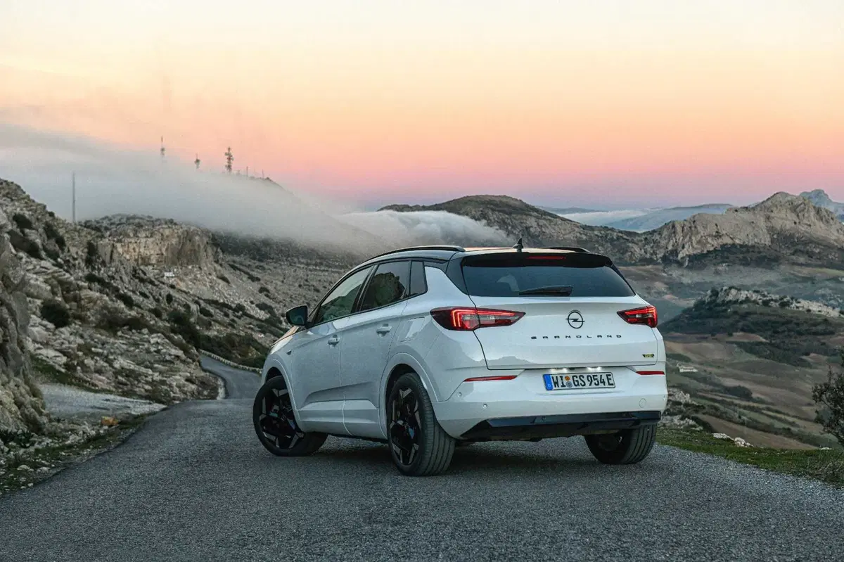 Opel Grandland GSe: la plug-in 4x4 da 300 CV e assetto Koni. Prova su strada (16)
