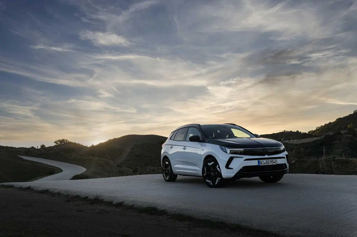 Opel Grandland GSe: la plug-in 4x4 da 300 CV e assetto Koni. Prova su strada (17)