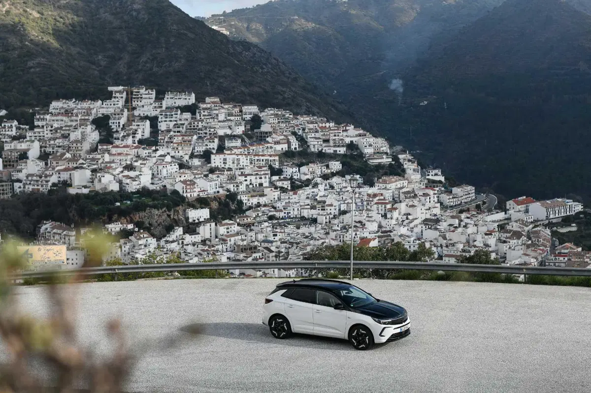 Opel Grandland GSe: la plug-in 4x4 da 300 CV e assetto Koni. Prova su strada (18)