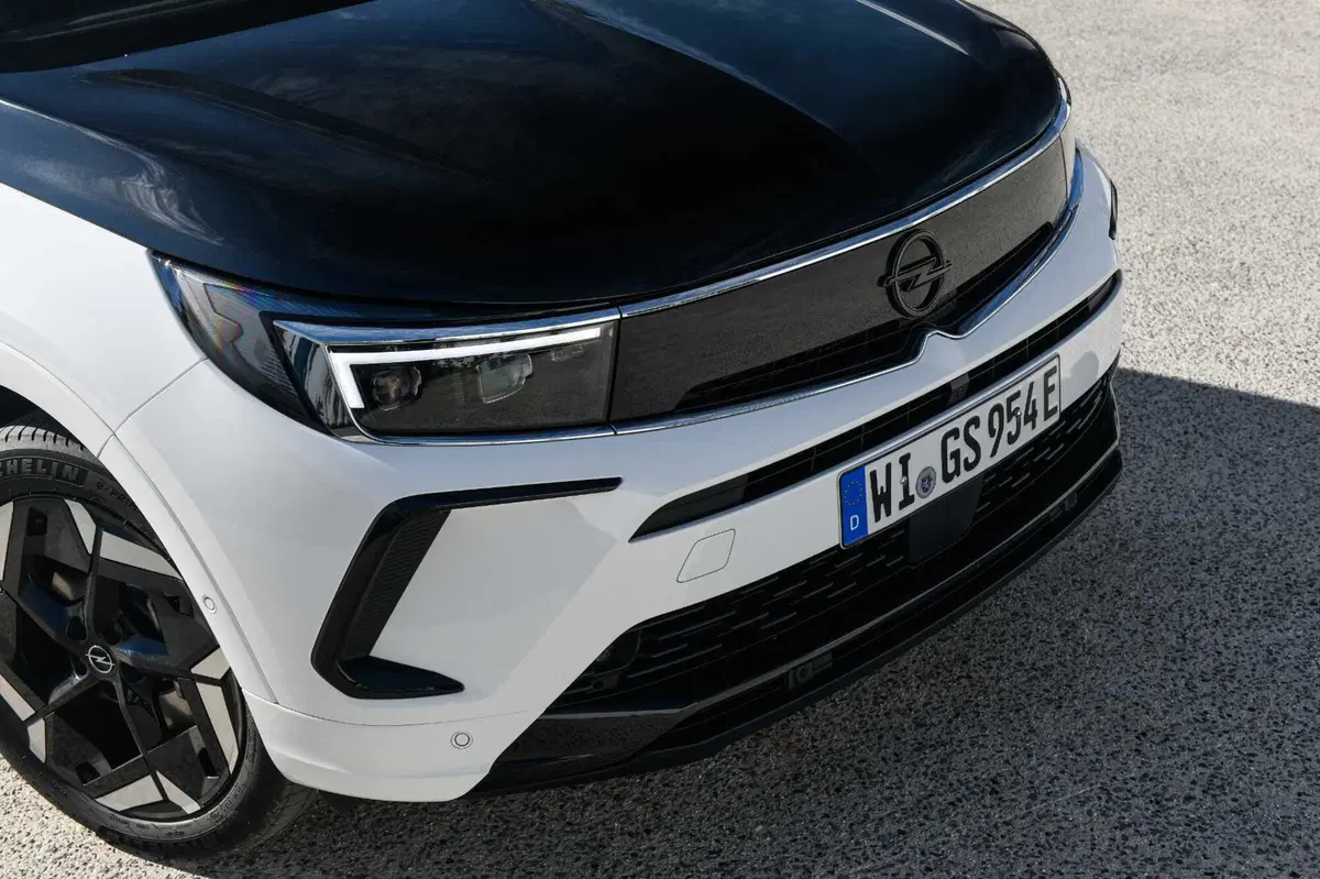 Opel Grandland GSe: la plug-in 4x4 da 300 CV e assetto Koni. Prova su strada (19)