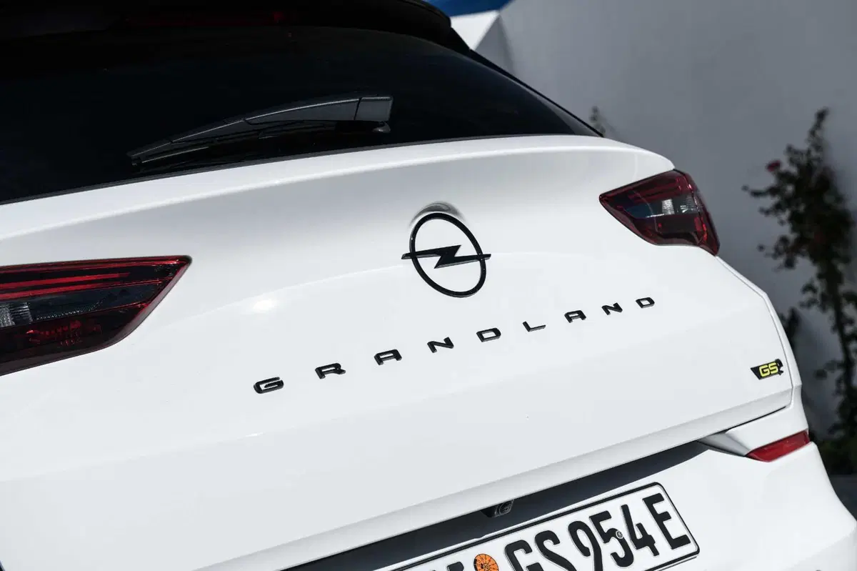 Opel Grandland GSe: la plug-in 4x4 da 300 CV e assetto Koni. Prova su strada (20)