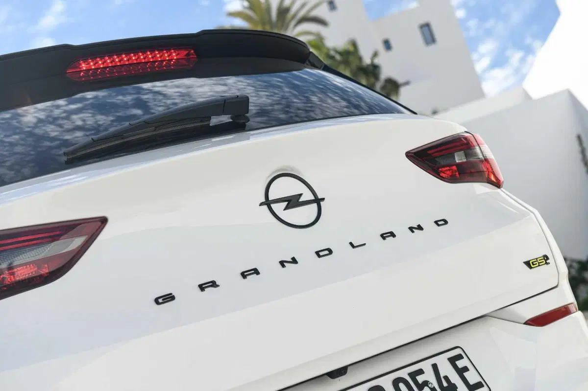 Opel Grandland GSe: la plug-in 4x4 da 300 CV e assetto Koni. Prova su strada (21)