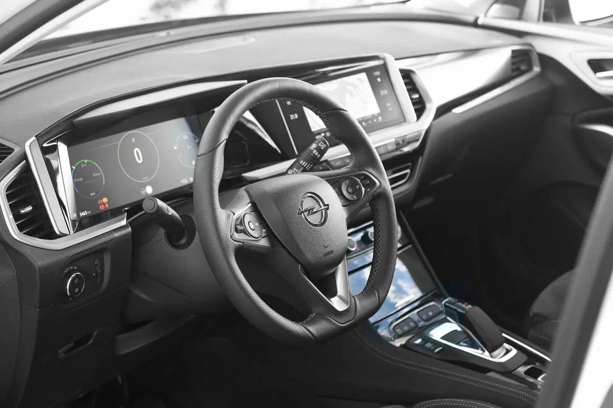 Opel Grandland GSe: la plug-in 4x4 da 300 CV e assetto Koni. Prova su strada (24)