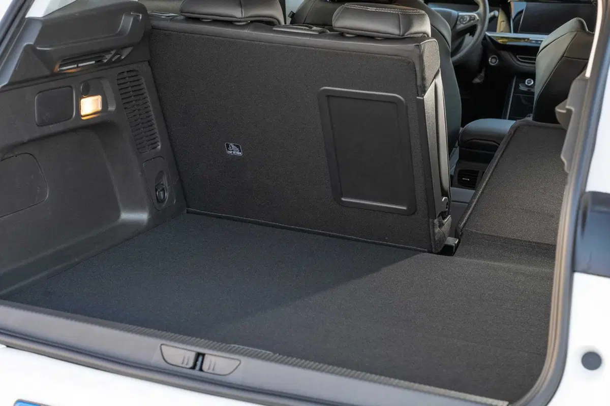 Opel Grandland GSe: la plug-in 4x4 da 300 CV e assetto Koni. Prova su strada (28)