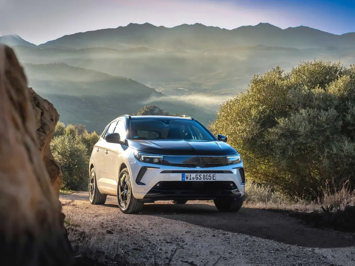 Opel Grandland GSe: la plug-in 4x4 da 300 CV e assetto Koni. Prova su strada (32)