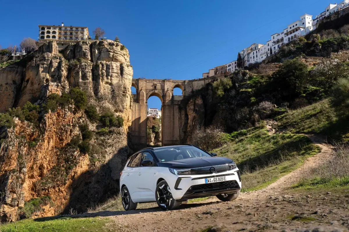Opel Grandland GSe: la plug-in 4x4 da 300 CV e assetto Koni. Prova su strada (35)